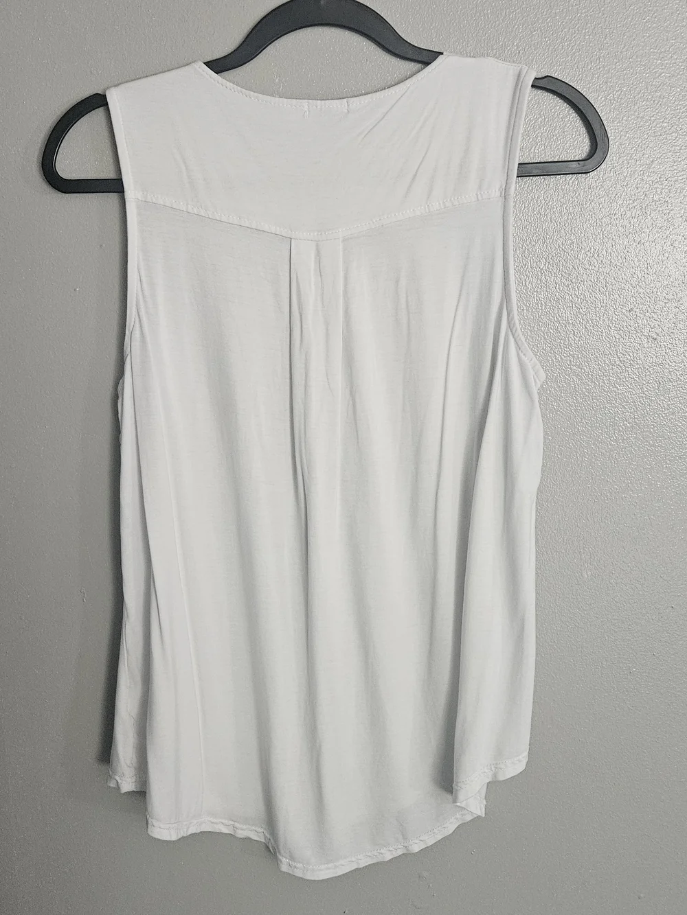 Coco + Carmen White V-Neck Sleeveless Tank ZZZ